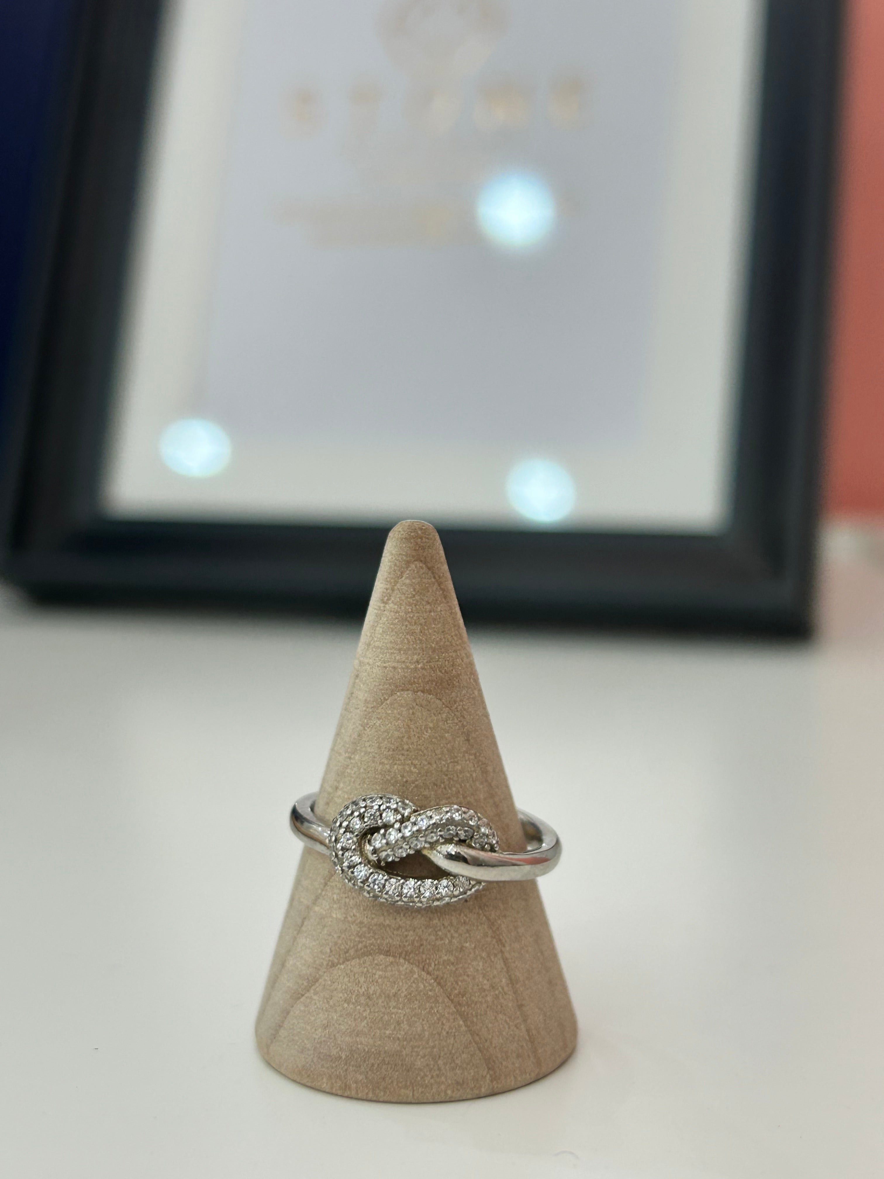 Anello nodo brillante